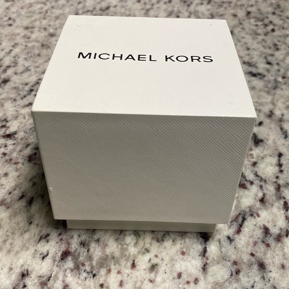 Michael Kors MK 3179 Slim Runway Goldtone SS Oversized Unisex Analog Wristwatch. - Picture 16 of 16